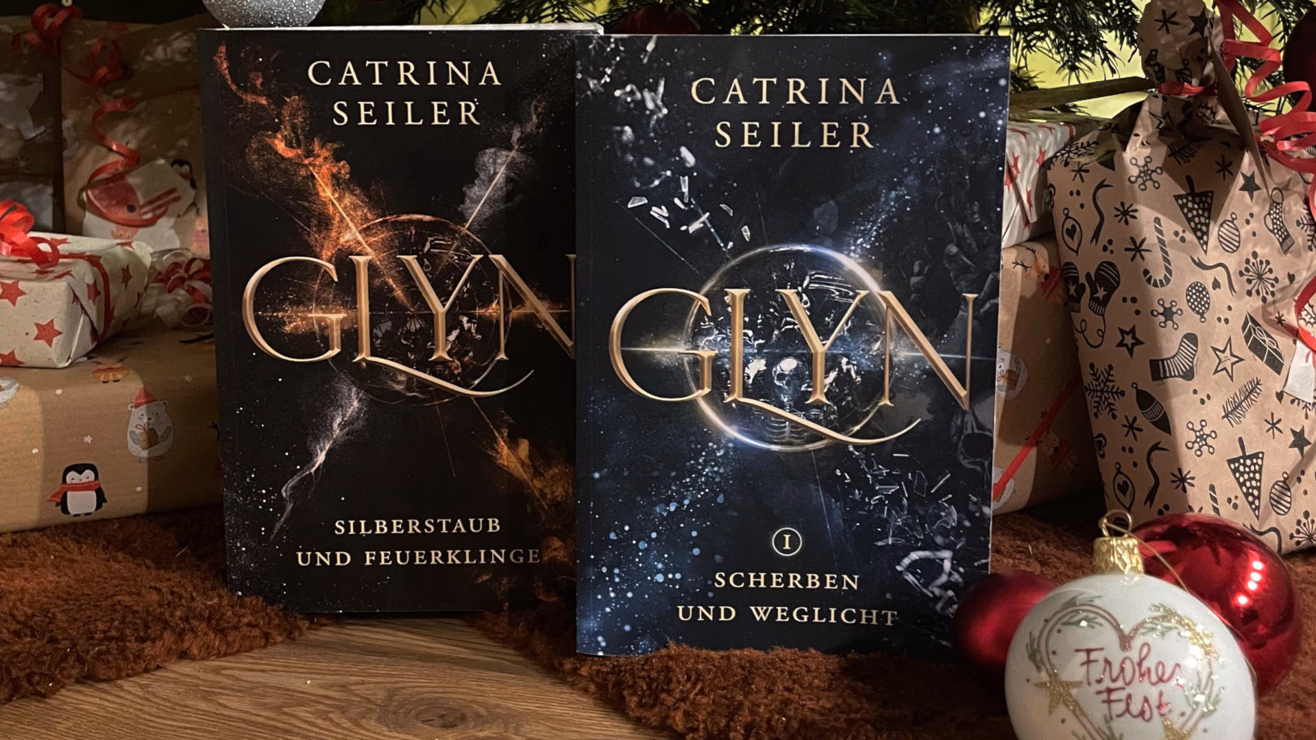 Jólabókaflóðið – Das isländische Lesefieber zu Weihnachten 2 GLYN Bücher vor Weihnachtsbaum und mit Geschenken